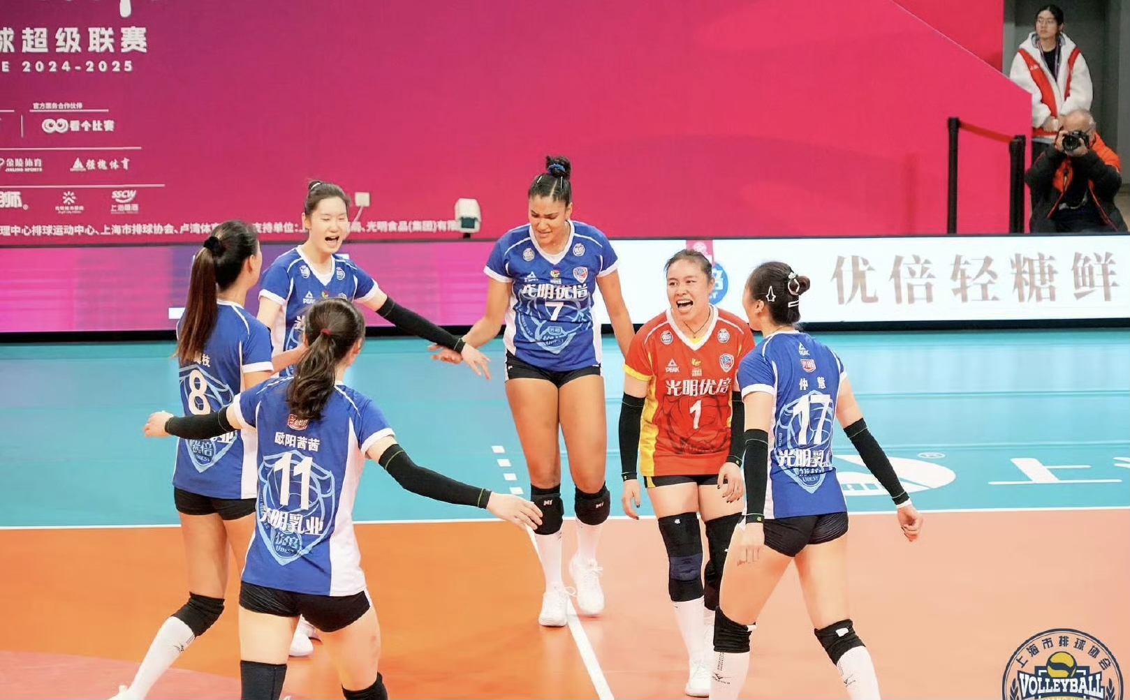 中国女排强势横扫詹姆斯晋级半决赛，状态火热！